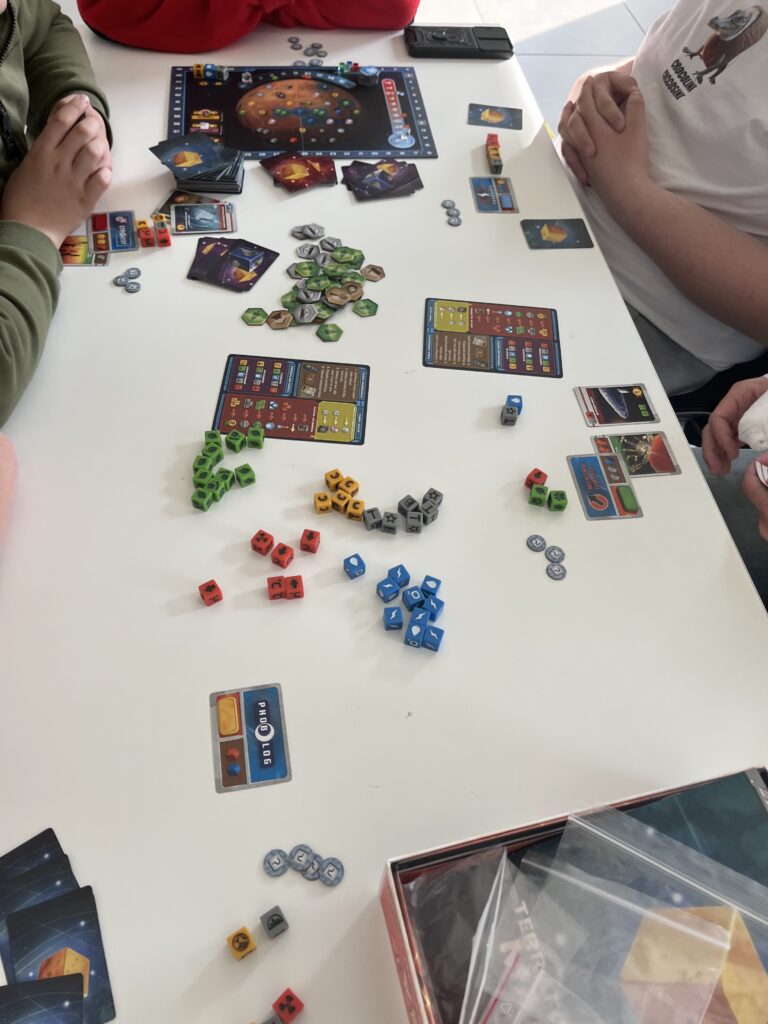 Planszówki w bibliotece w Ziemięcicach KWIECIEŃ 2026 4 IMG 6479 1776065707478